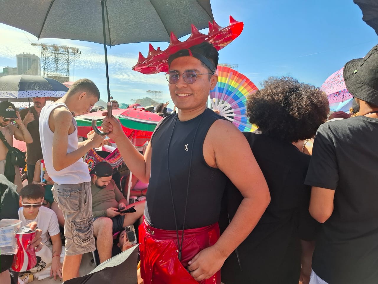'Little monsters' encaram teste de resistência na grade para ver show de Lady Gaga em Copacabana