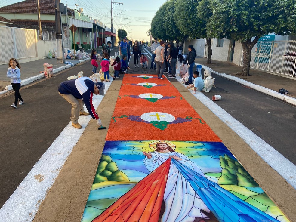Com 56 anos de tradição, mais de 800 fiéis participam de montagem de tapetes para celebração de Corpus Christi em Piquerobi; VEJA FOTOS | Presidente Prudente e Região | G1