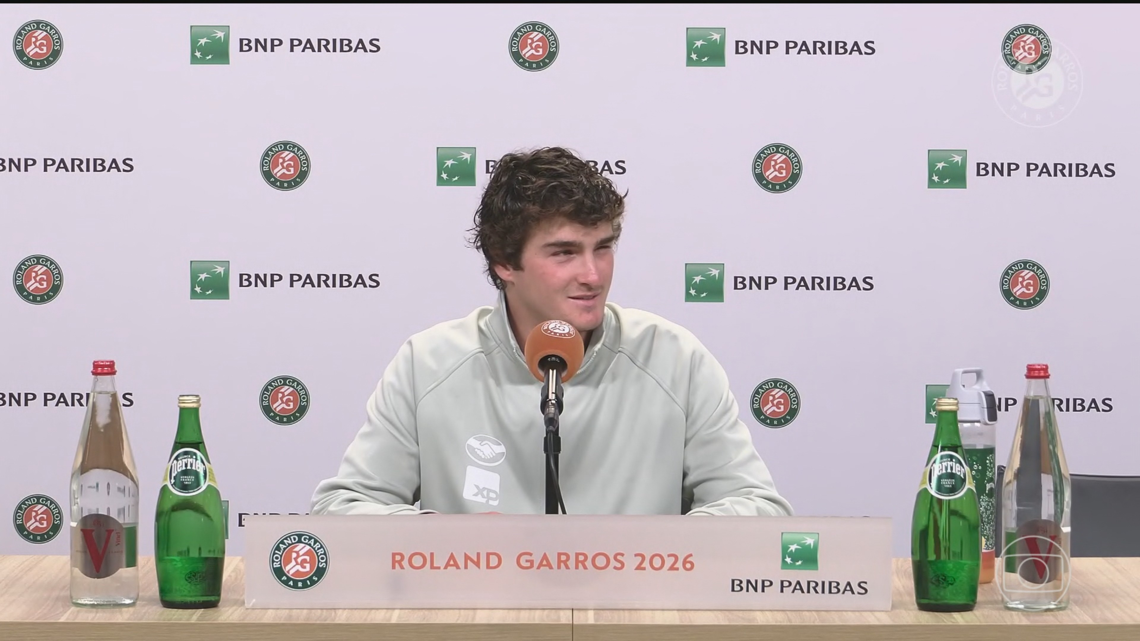 João Fonseca faz história ao vencer Novak Djokovic em partida espetacular em Roland Garros