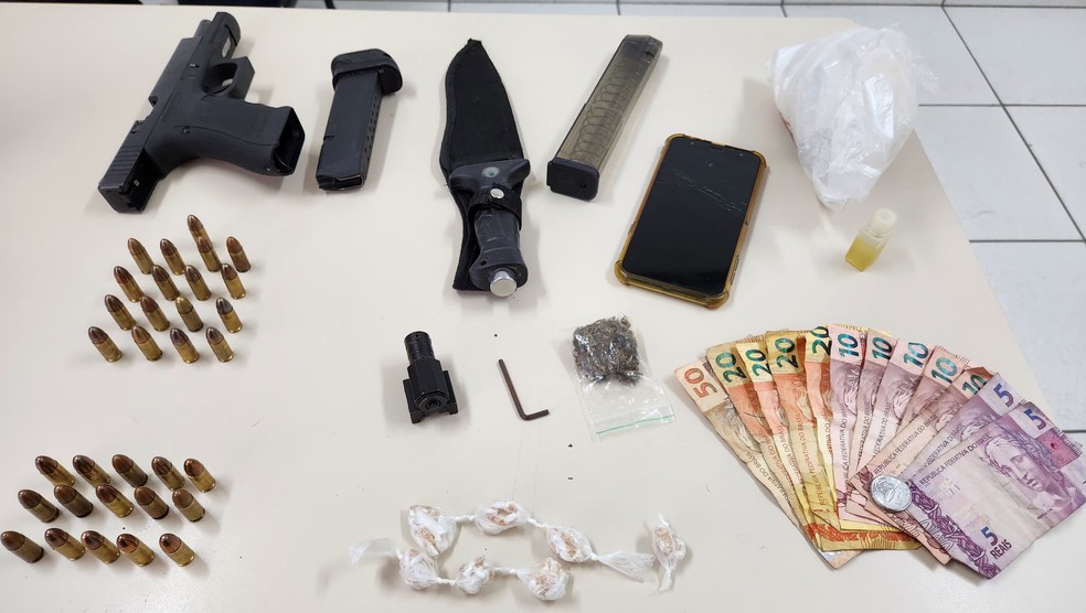 Armas, drogas e munição foram apreendidas na casa do suspeito morto ao trocar tiros com a PC — Foto: Polícia Civil