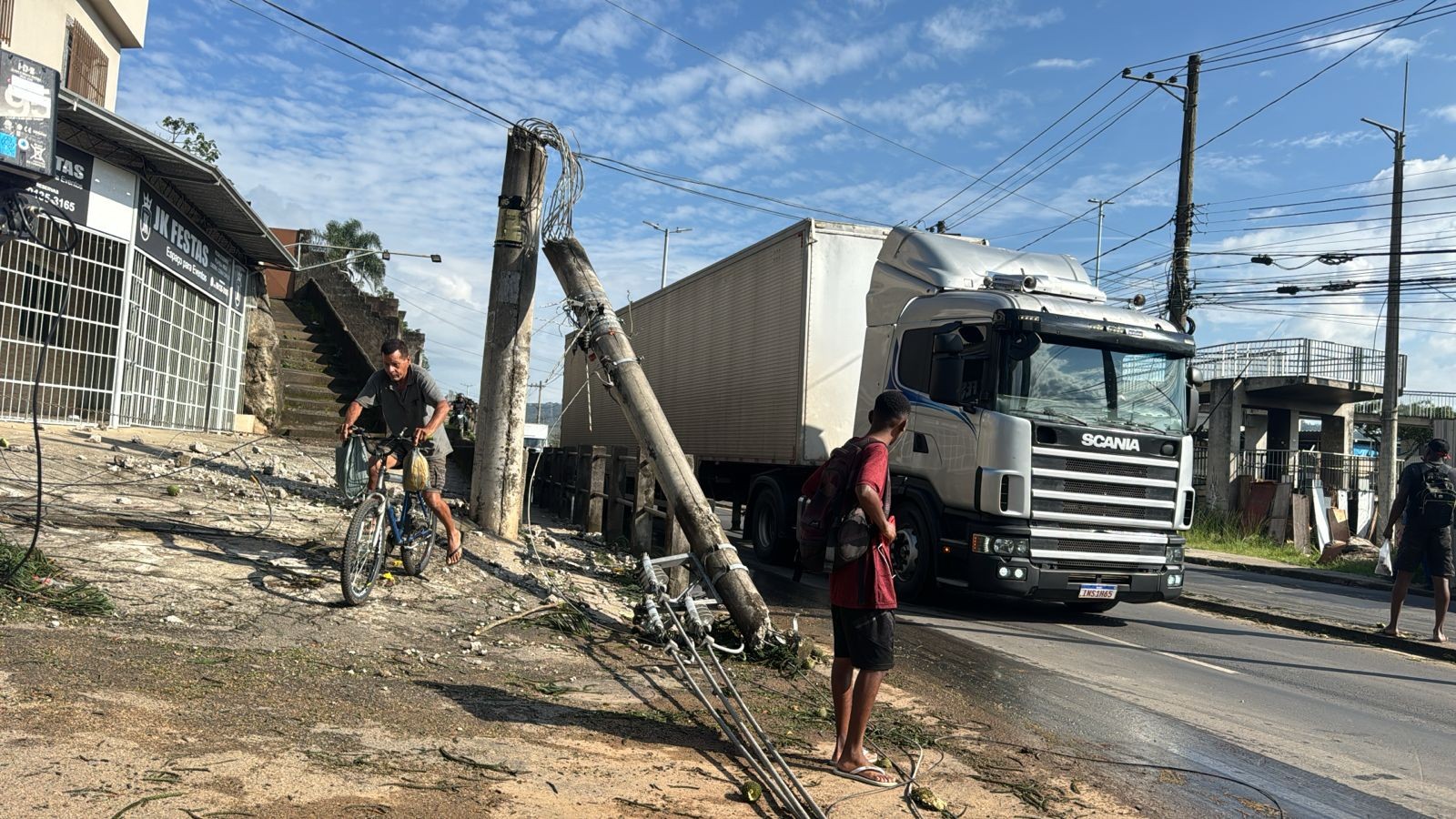 Transformador explode após pinheiro cair em fiação e derrubar poste na Avenida JK, em Juiz de Fora