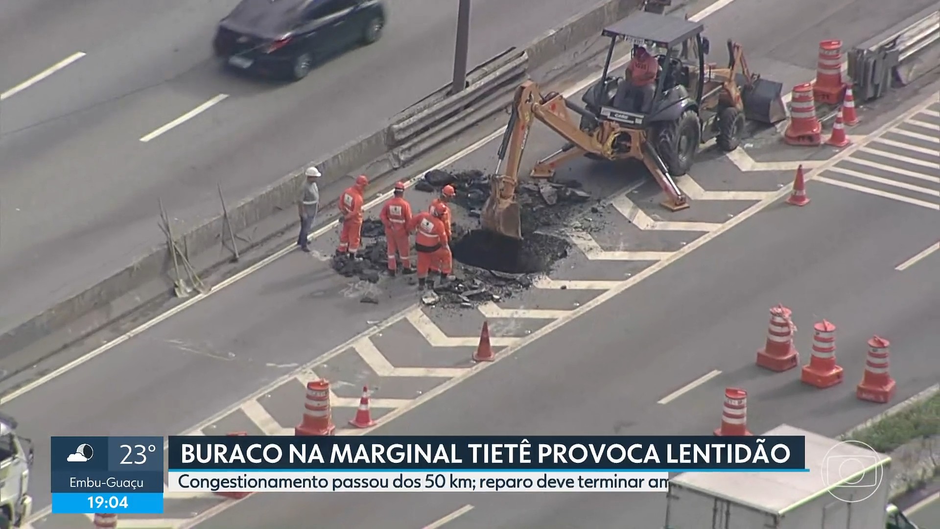 Novo buraco se abre na Marginal Tietê e provoca congestionamento de 50 km