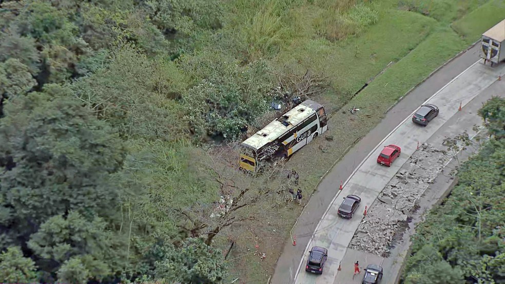 Ônibus foi destombado na manhã deste domingo — Foto: Reprodução/TV Globo