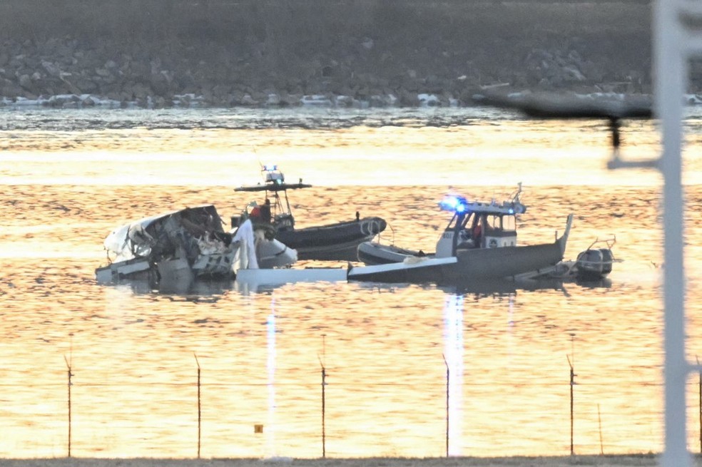 Resgate busca vítimas de acidente entre avião e helicóptero em Washington nos EUA, em 30 de janeiro de 2025.  — Foto: Andrew Caballero-Reynolds/ AFP