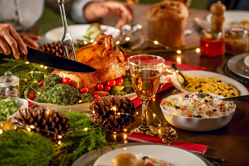 Confira dicas para não exagerar na comilança durante a ceia de Natal e evitar a indigestão e o mal-estar — Foto: Adobe Stock