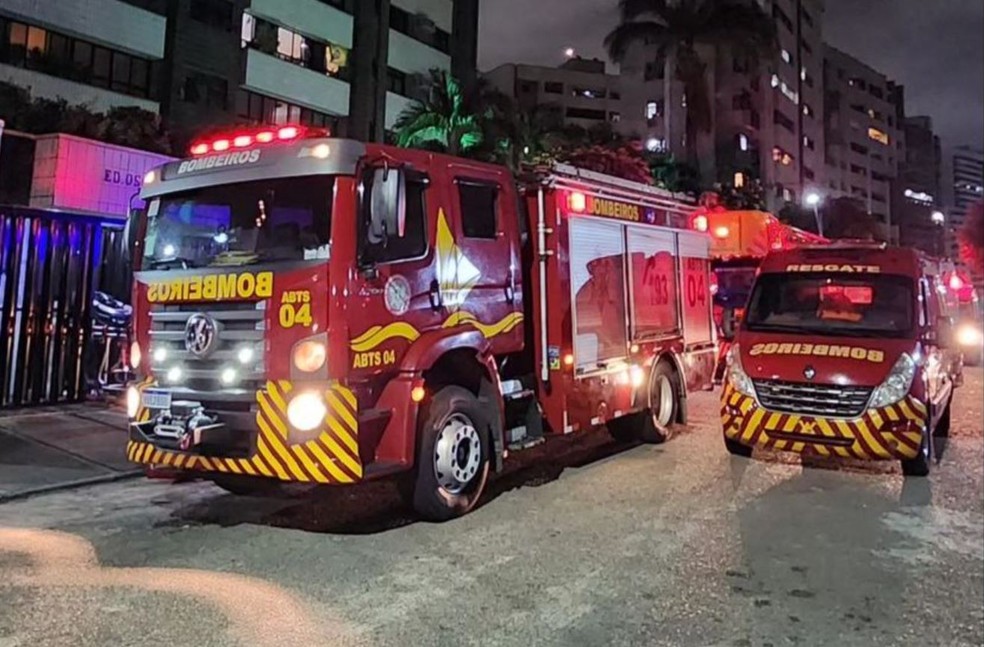 Bombeiros resgataram casal e apagaram incêndio em apartamento no quinto andar de prédio no Bairro Meireles, em Fortaleza. — Foto: Corpo de Bombeiros/ Divulgação