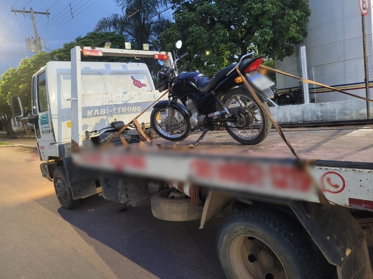 Homem é preso ao agredir policiais enquanto eles abordavam motociclista flagrado fazendo manobras proibidas