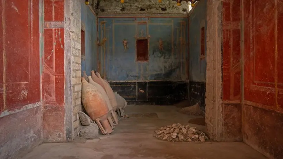 Um pequeno cômodo azul usado para orações. No chão, uma pilha de conchas de ostras. — Foto: TONY JOLLIFFE/BBC