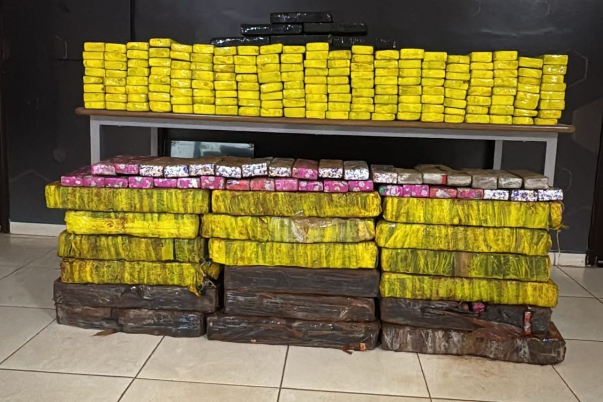 Casal capota carro, foge e polícia encontra quase 350 quilos de maconha dentro do veículo no Paraná