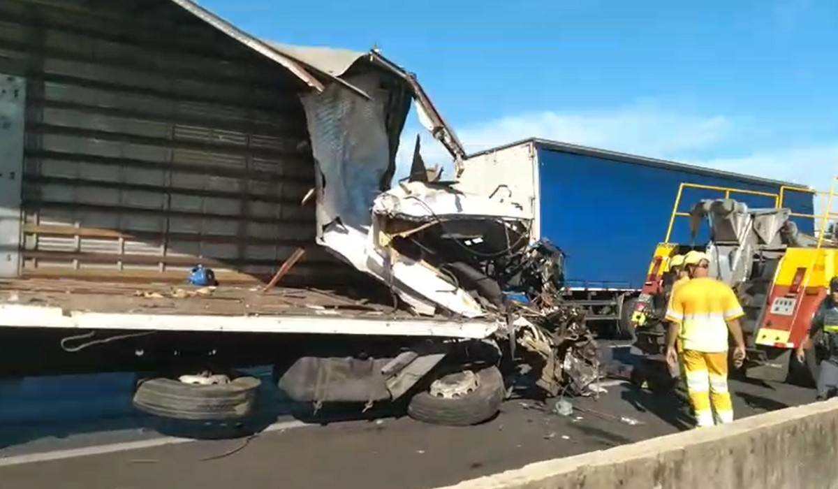 Acidente entre carreta e caminhão deixa vítima presa às ferragens em rodovia de Limeira