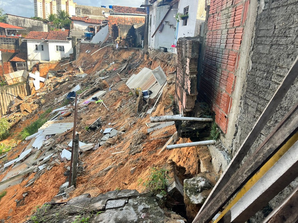 Casas desabam no bairro Neópolis, em Natal — Foto: Vinícius Marinho/Inter TV Cabugi