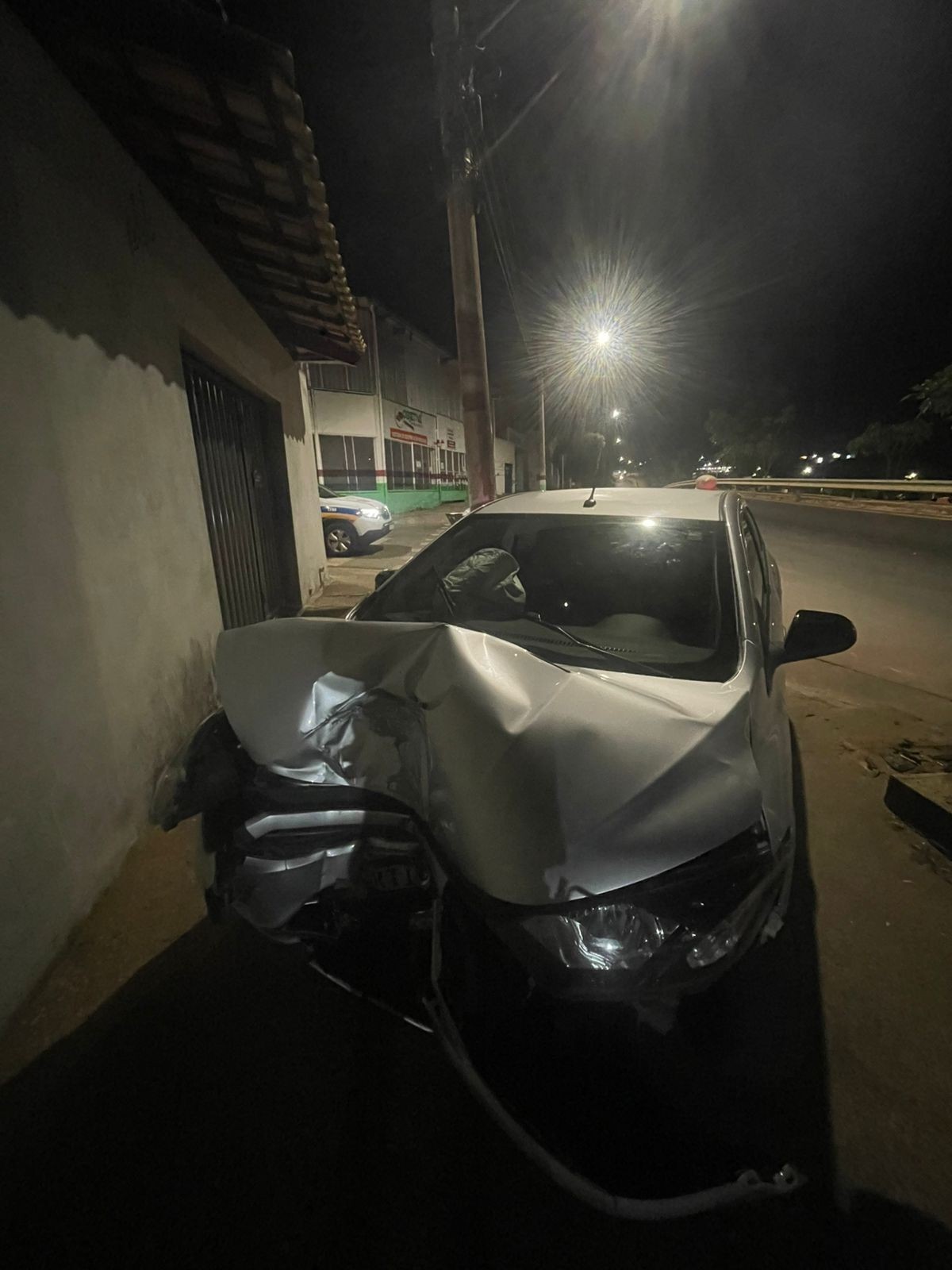 Após bater em poste, motorista com sinais de embriaguez tenta enganar PM e simula assalto 