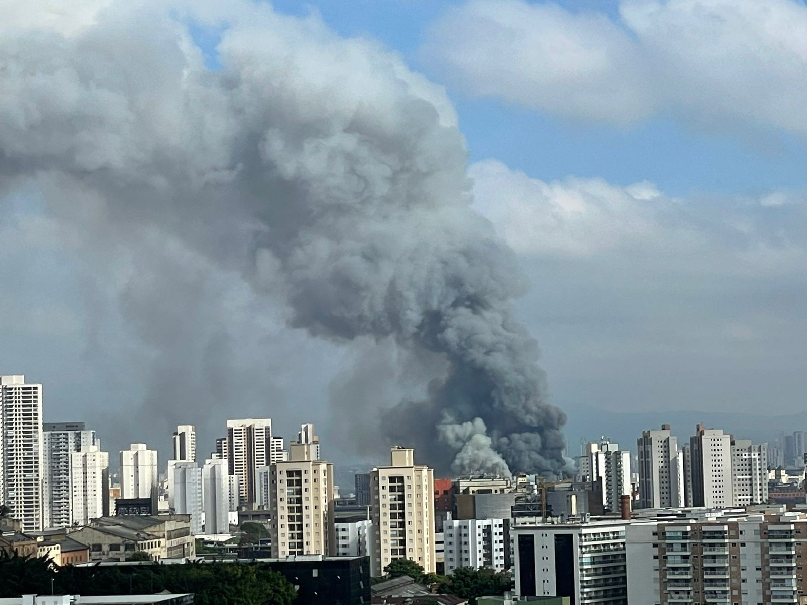 Incêndio atinge famoso shopping de comércio popular no Brás, Centro de SP; VÍDEOS e FOTOS