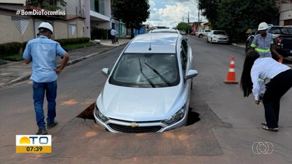 Buraco em rua ‘engole’ parte de carro em Araguaína; entenda