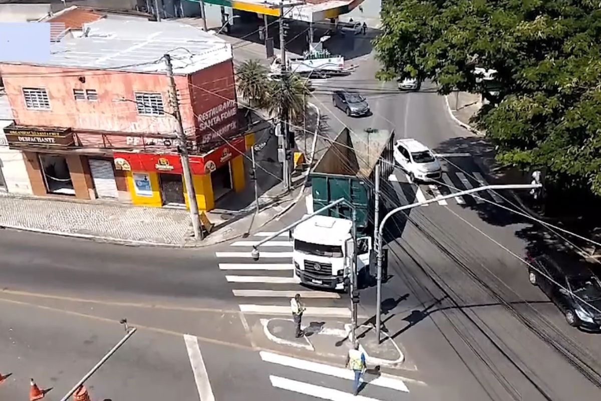 VÍDEO: Caminhão com pane mecânica trava cruzamento entre avenidas em São José dos Campos