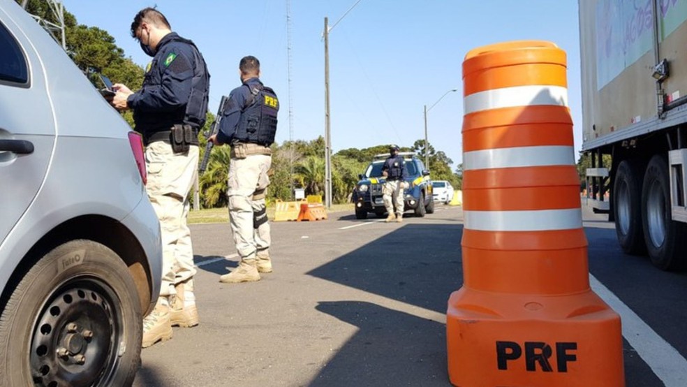 Carros são abordados por policiais rodoviários federais em estrada — Foto: Divulgação/PRF