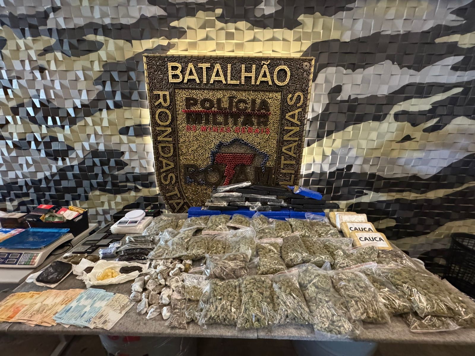 Homem é preso com drogas de alto padrão e R$ 28 mil em Belo Horizonte