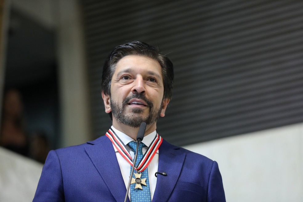 Ricardo Nunes (MDB) discursa na Alesp após recebe colar das mãos da deputada Carla Morando, esposa do secretário municipal Orlando Morando. — Foto: Divulgação/Alesp