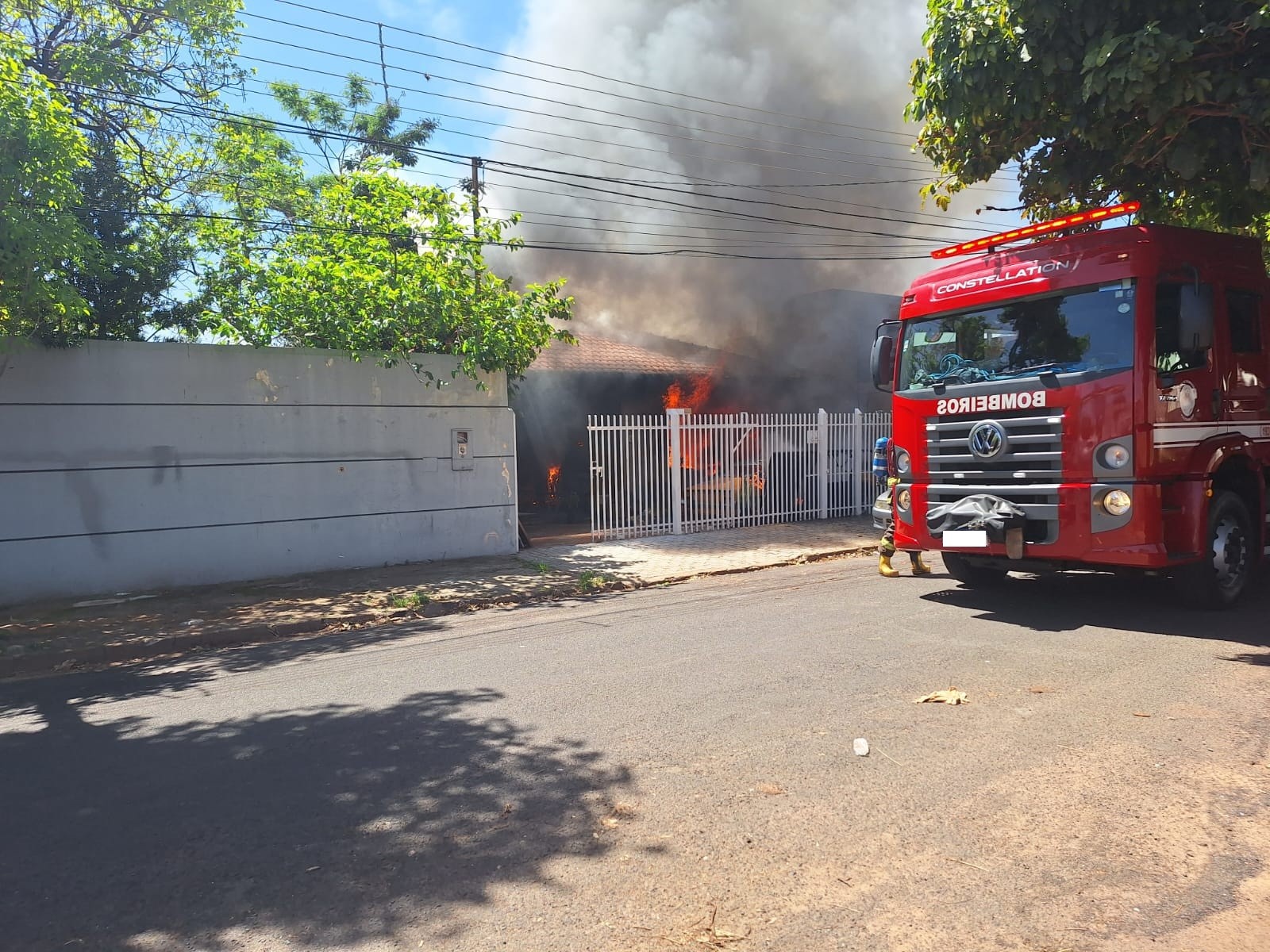 Incêndio de grandes proporções destrói casa em Presidente Prudente