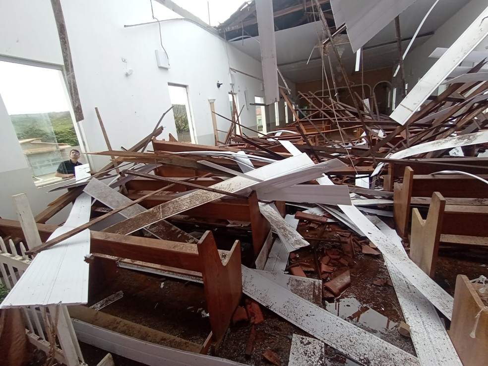 Escondi debaixo do banco e só escutava as madeiras caindo', diz professor  que estava em igreja de MG no momento que telhado desabou | Grande Minas |  G1