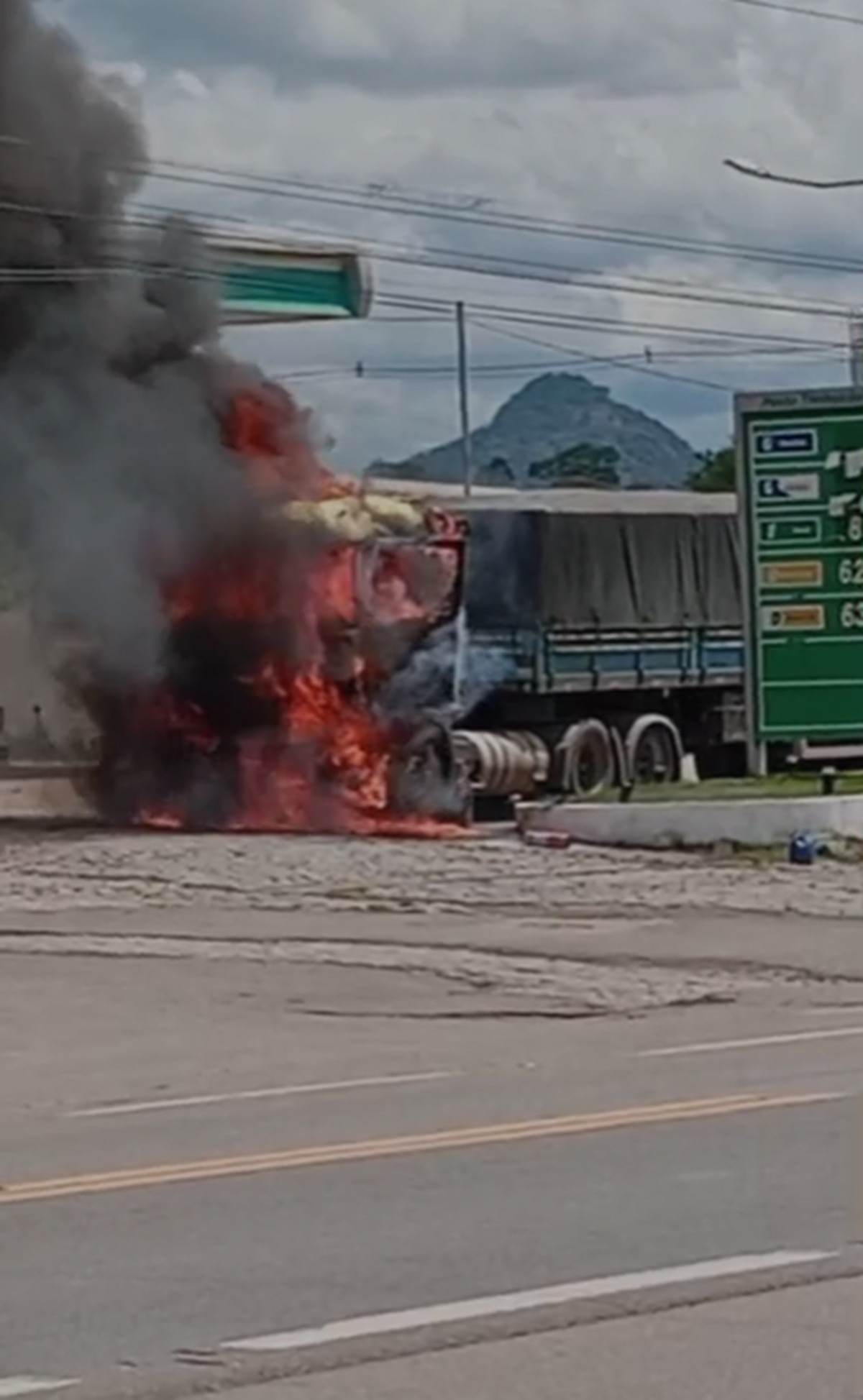 Carreta pega fogo em posto de combustíveis às margens da BR-356, em Itaperuna