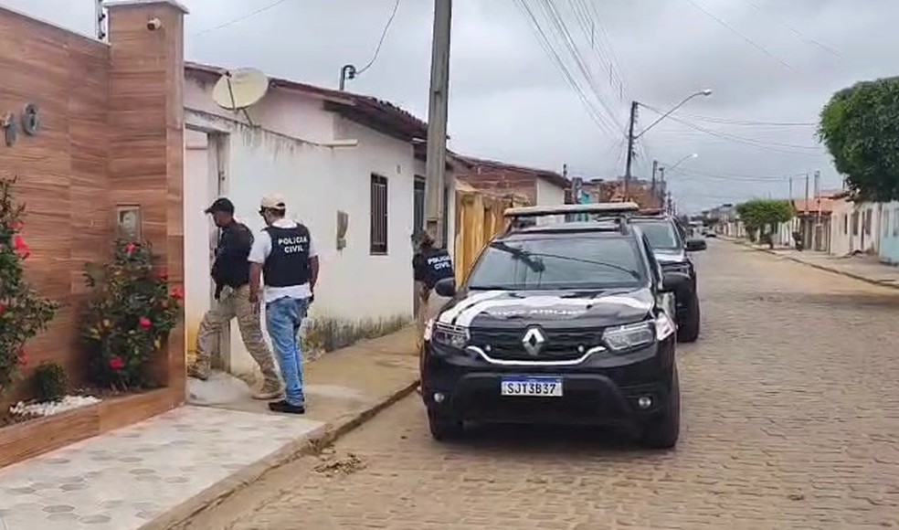 Adolescente é apreendido após polícia encontrar grande acervo de material de pornografia infantojuvenil na Bahia — Foto: Polícia Civil