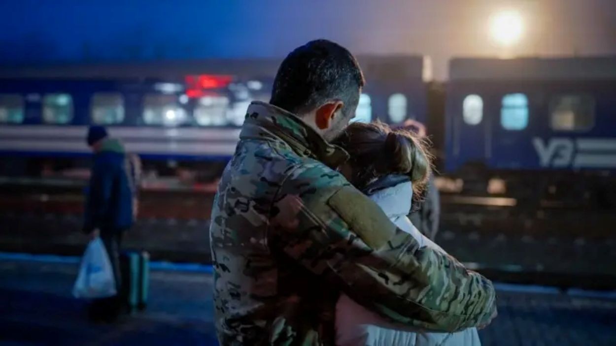 O 'trem do amor', no qual ucranianas visitam seus maridos que lutam contra a Rússia