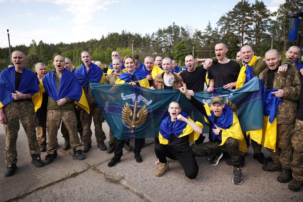 Prisioneiros de guerra ucranianos posam para foto após serem libertados em troca entre Ucrânia e Rússia em 23 de maio de 2025. — Foto: Divulgação/Presidência da Ucrânia