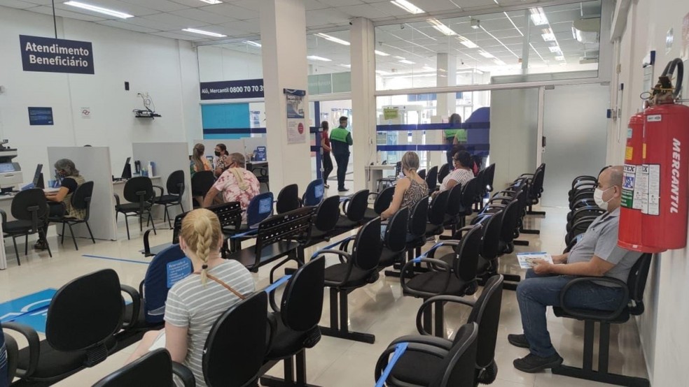 Agência do banco Mercantil do Brasil atendendo clientes em descumprimento ao decreto municipal, em São Vicente, SP. — Foto: Fabiano Couto/Sindicado dos Bancários de Santos e Região