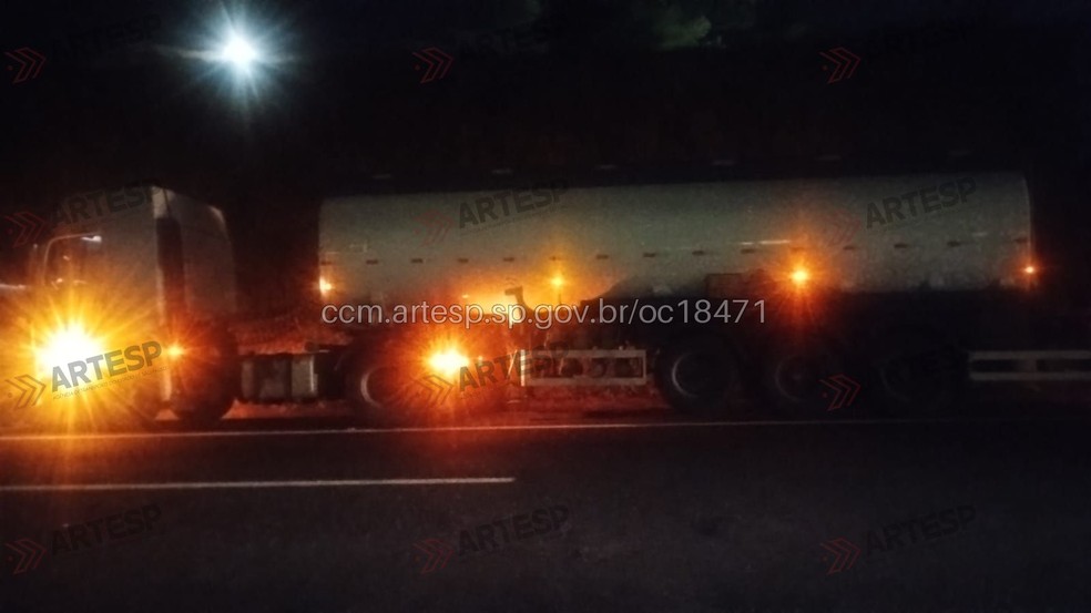 1 de 1
Cavalo &eacute; atropelado por carreta ap&oacute;s fugir de dono na SP-225 em Bauru &mdash; Foto: Artesp/Reprodu&ccedil;&atilde;o