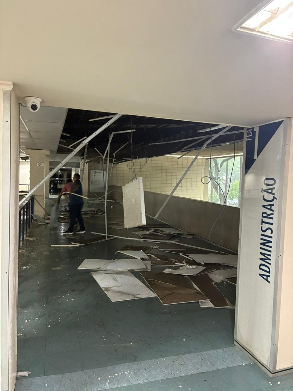 Parte do teto de faculdades da USP e muro na Zona Leste desabam após temporal com granizo em SP