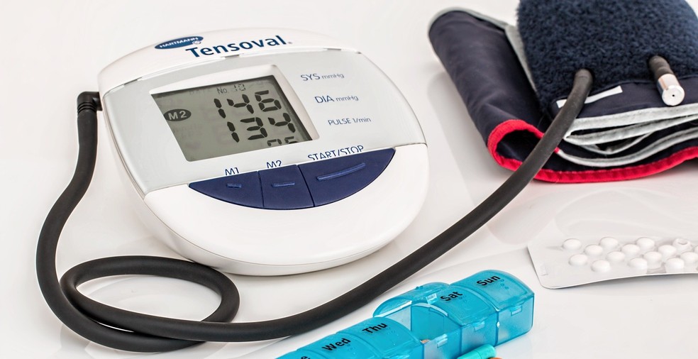 Aparelho medidor de pressão e remédios: medicamentos utilizam volume maior de dados masculinos, embora as doenças cardiovasculares também sejam a principal causa de morte de mulheres  — Foto: Steve Buissinne para Pixabay