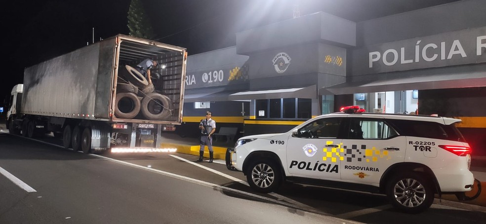Polícia Rodoviária apreende 270 pneus contrabandeados na SP-270, em Presidente Prudente (SP) — Foto: Polícia Rodoviária