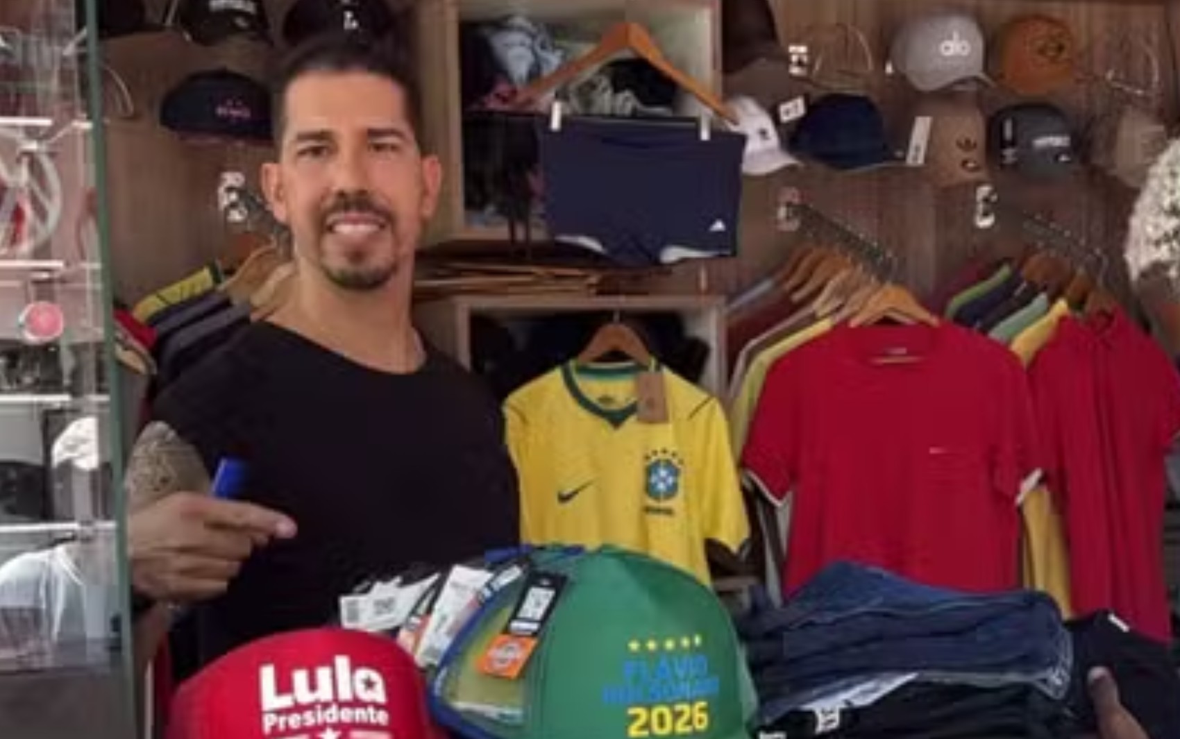 Comerciante viraliza nas redes sociais ao vender mais de mil bonés de Lula e Flávio Bolsonaro na Bahia