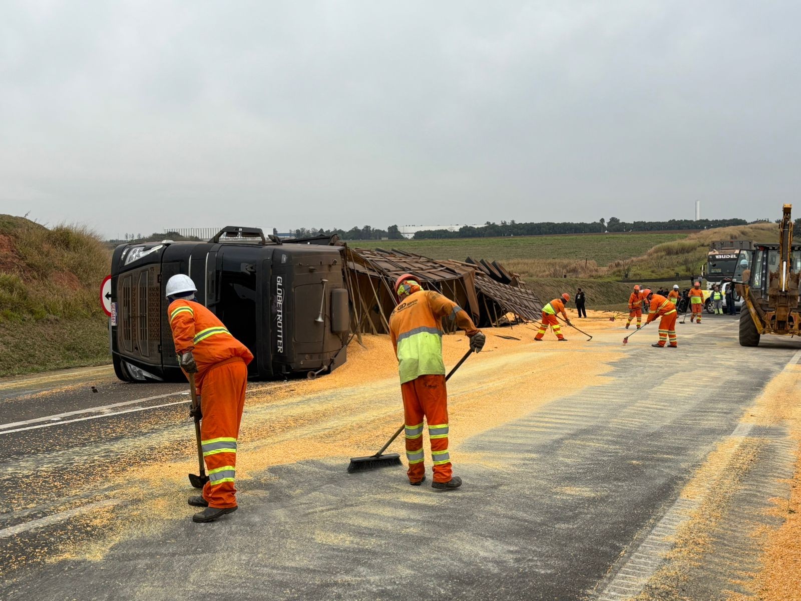 Carreta com milho tomba na Rodovia Luiz de Queiroz em Santa Bárbara, interdita trecho e gera congestionamento