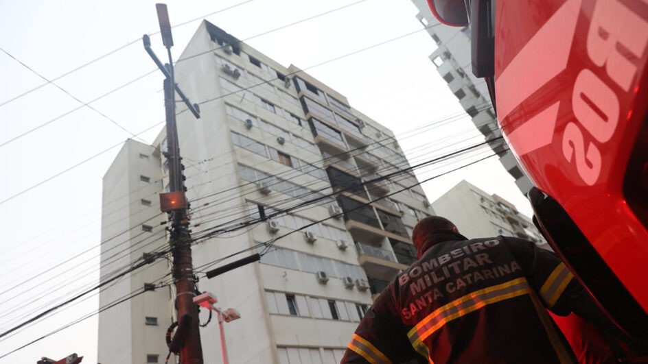 Idosa de 79 anos morre após incêndio atingir apartamento em Florianópolis; VÍDEO