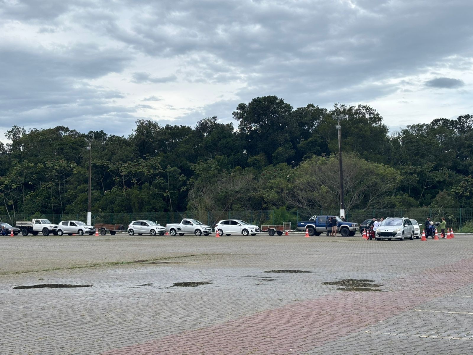 Atingidos por chuva de granizo fazem fila para entrega de telhas em Florianópolis; VÍDEO