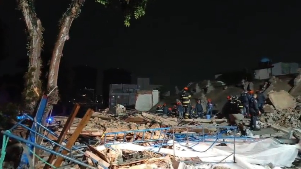 Prédio desaba sobre casa e deixa vítimas em SP — Foto:  Divulgação/Bombeiros e Defesa Civil
