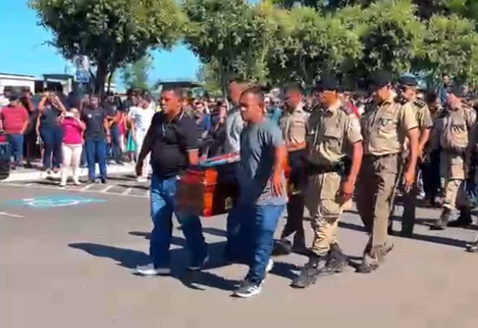 Militares prestam homenagem a policial que morreu após sofrer queimaduras ao fritar peixe; VÍDEO