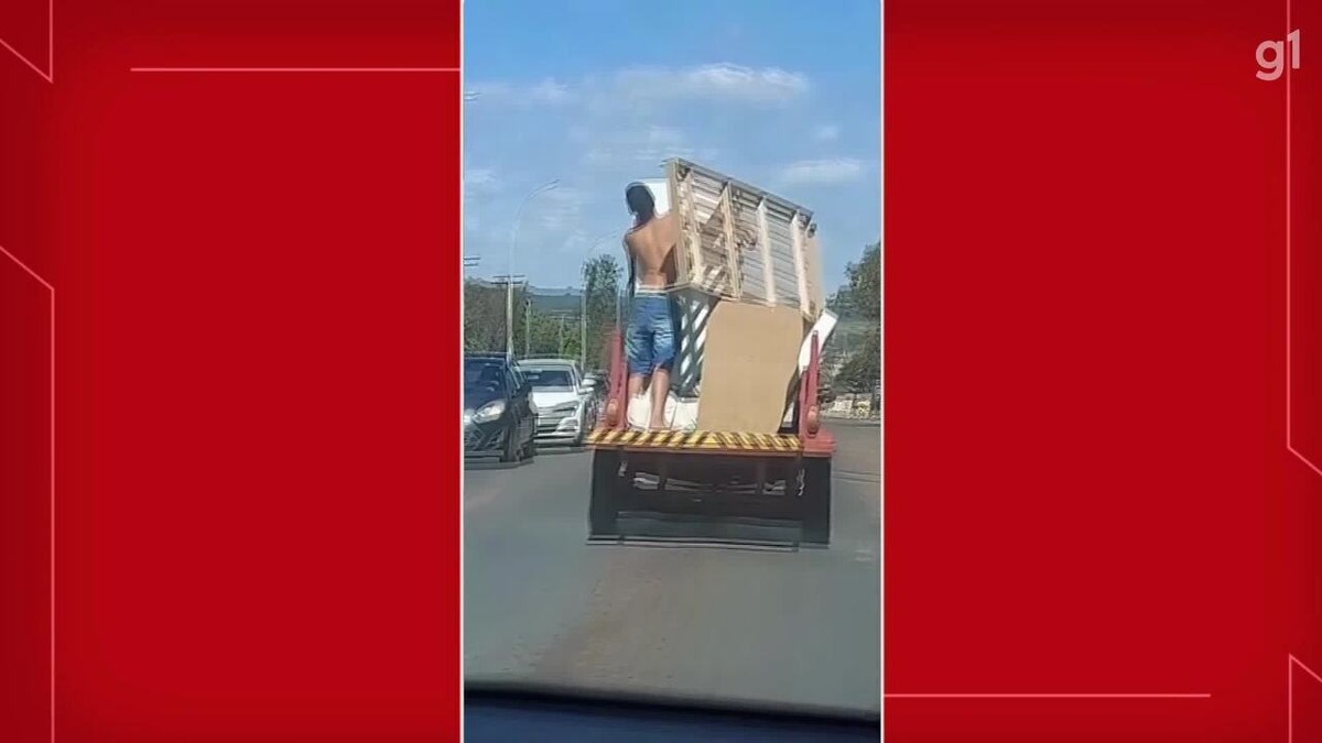 VÍDEO: Homem segura móveis em cima de reboque em via movimentada do DF