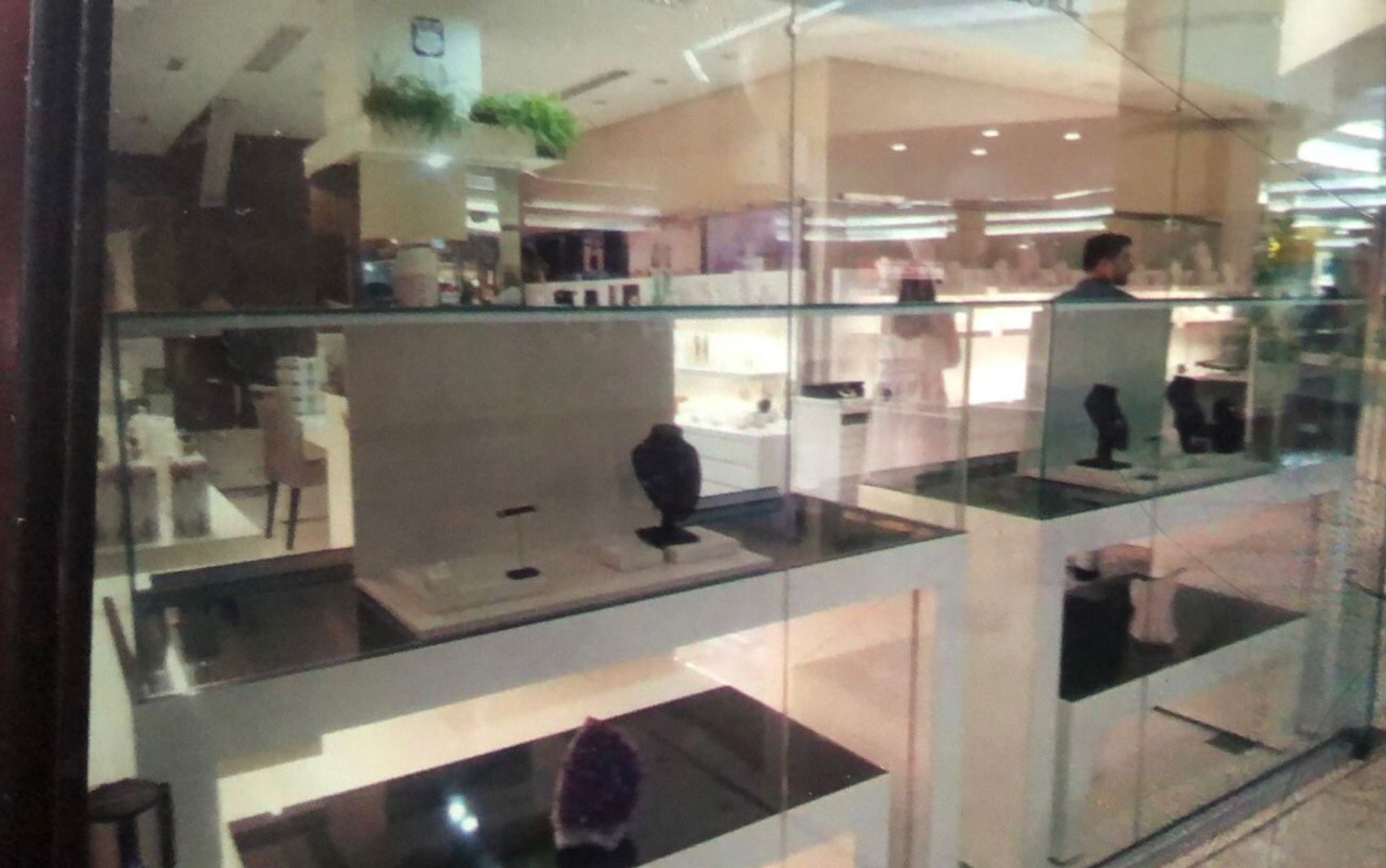 Joalheria de shopping em Bebedouro, SP, é alvo de furto