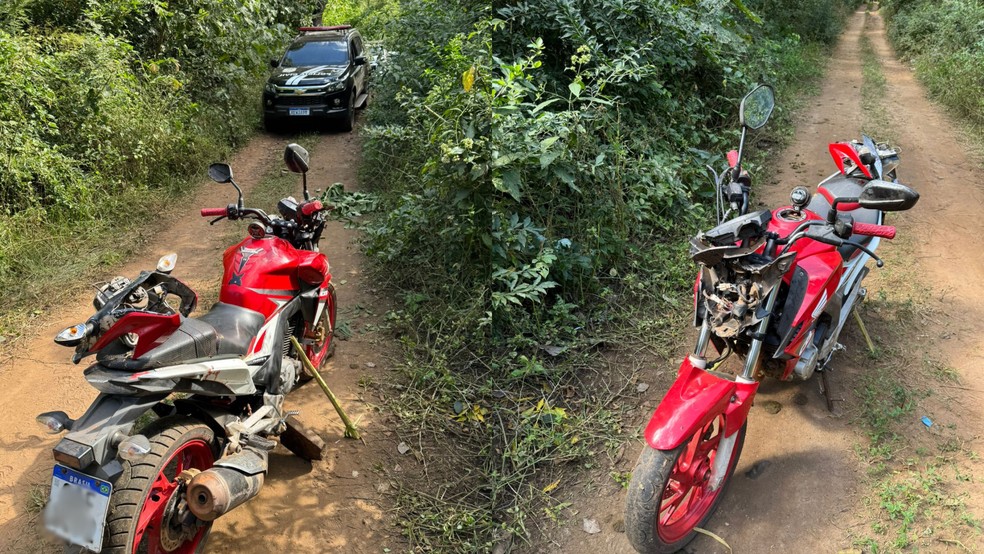 Motocicleta da vítima encontrada a 200 metros do corpo, após latrocínio em Bela Vista. — Foto: Divulgação PCMS