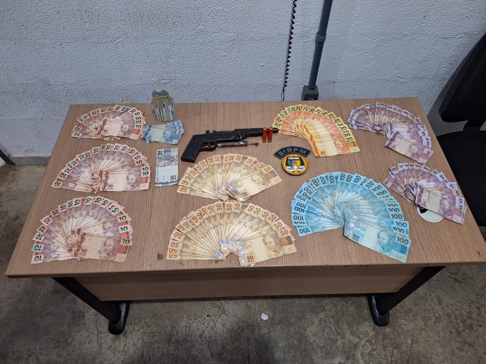 Dinheiro e arma apreendidos com o suspeito em Paraíso do Tocantins — Foto: PM/Divulgação