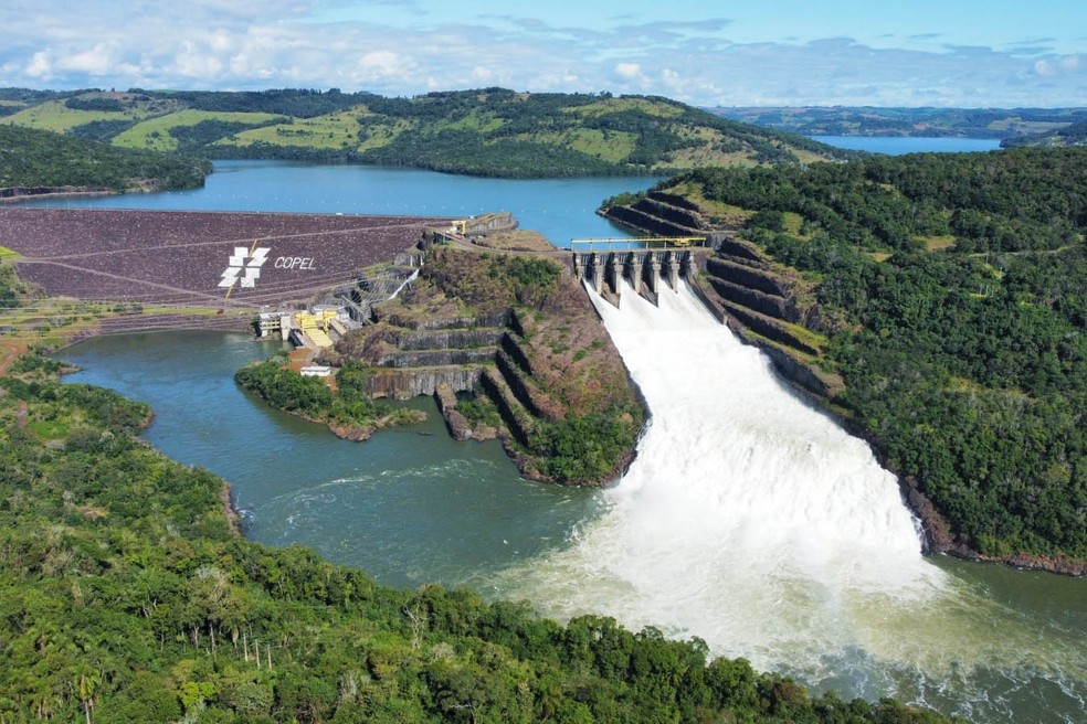 Usina de Segredo (entre Mangueirinha e Reserva do Iguaçu) com vertedouro aberto no Paraná; objetivo é baixar nível de reservatório — Foto: Copel