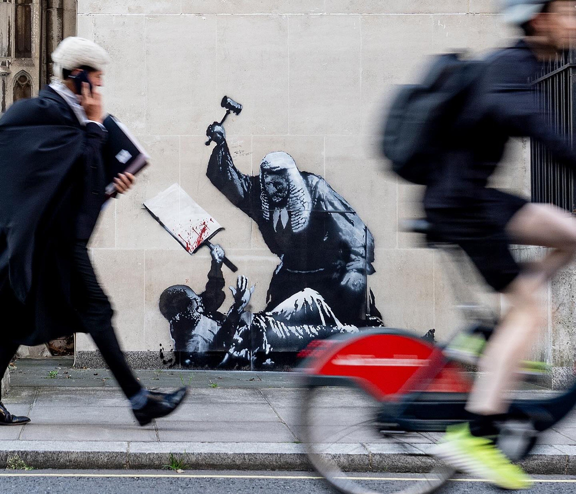 É #FAKE que novo grafite de Banksy mostre bandeira da Inglaterra na mão de manifestante agredido por juiz; trata-se de montagem