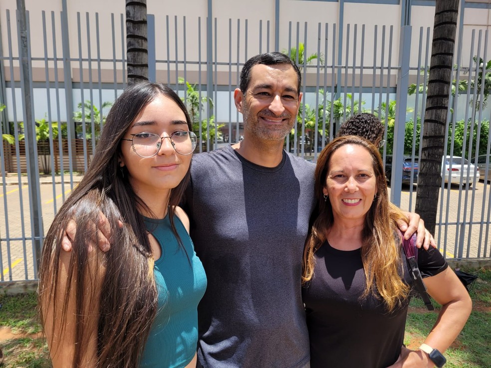 Ana Luiza Ribeiro Martins teve o apoio dos pais em toda a preparação para o Enem, até nos últimos minutos de espera para a prova, no DF — Foto: Fernanda Bastos/g1 DF