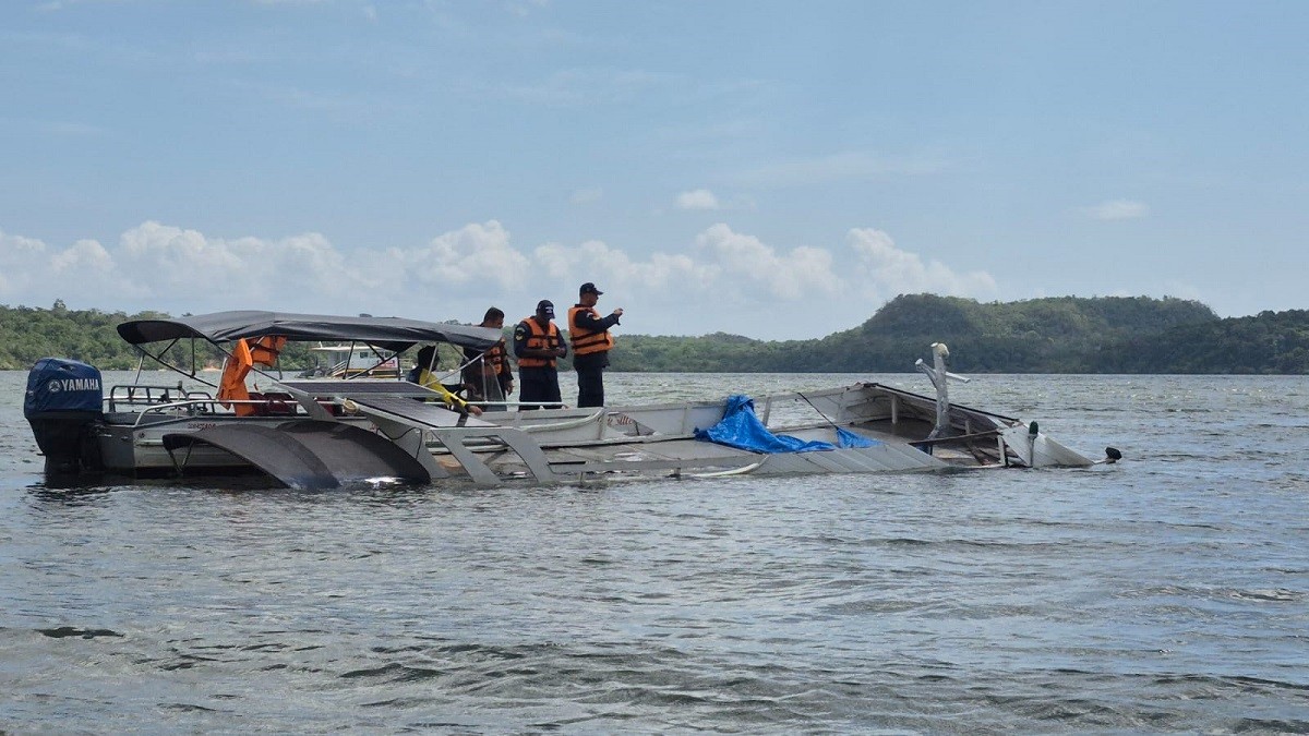 Óleo vaza de balsa e atinge águas de Alter do Chão, em Santarém