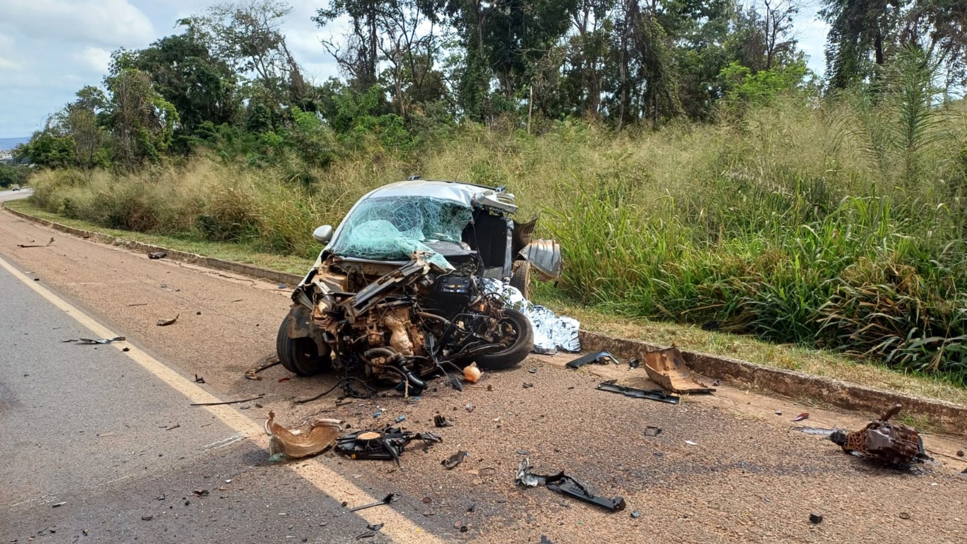 Motorista morre após invadir a contramão em curva e bater em carreta na BR-040, em Paracatu