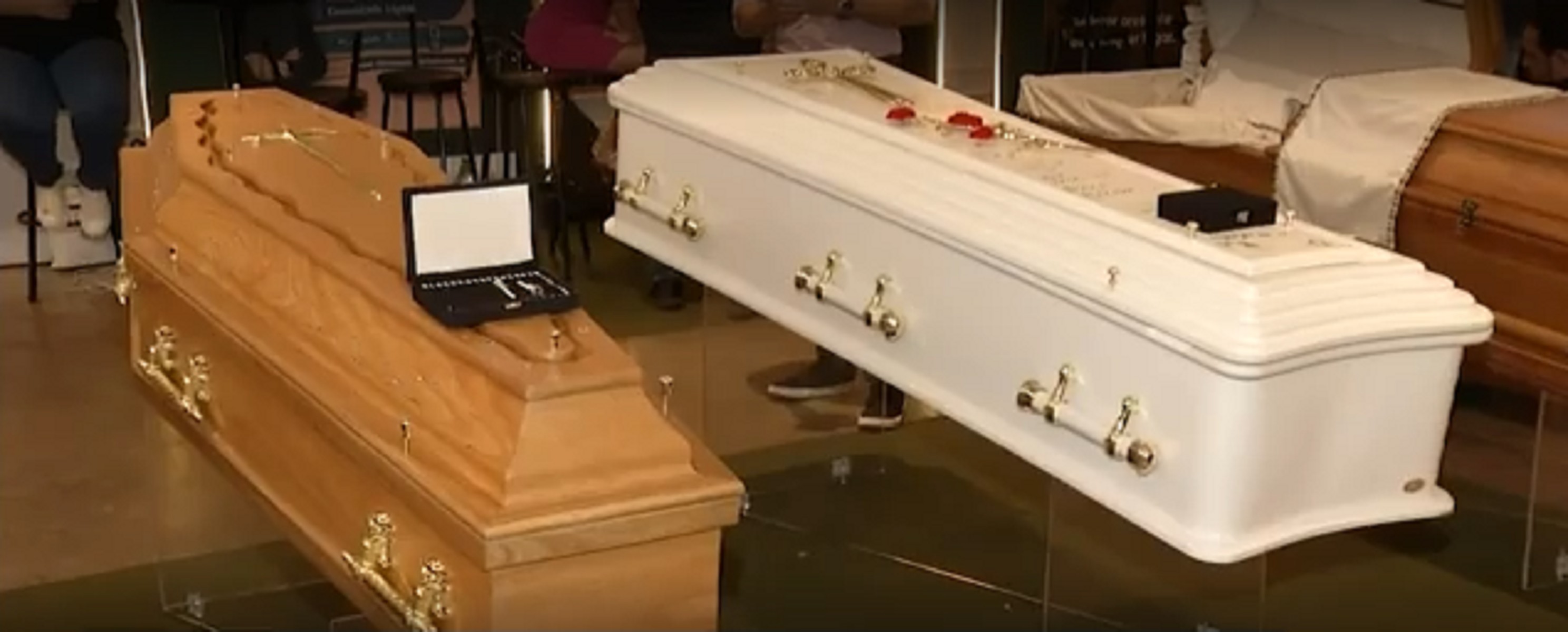 Urnas luxuosas e chuva de pétalas: evento em Palmas destaca novidades do setor funerário