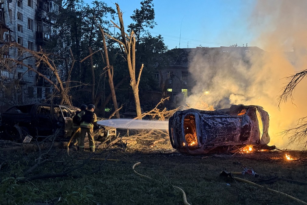 Bombeiros trabalham no local de um prédio de apartamentos danificado durante um ataque com mísseis e drones russos, em meio ao ataque da Rússia à Ucrânia, em Kiev, Ucrânia, em 2 de julho de 2026. — Foto: Stringer / Reuters